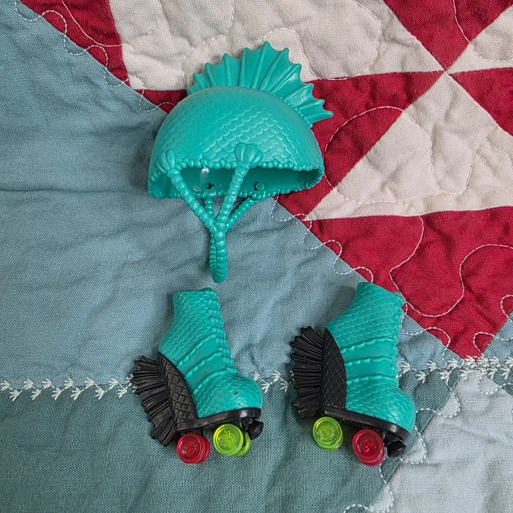 Monster High Roller Maze Lagoona Blue Helmet and Roller Skates Accessory Set